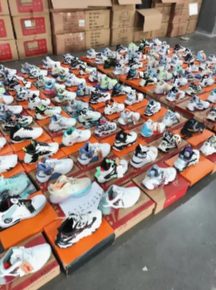 Zapatillas Casual: Zona de almacén con modelos variados