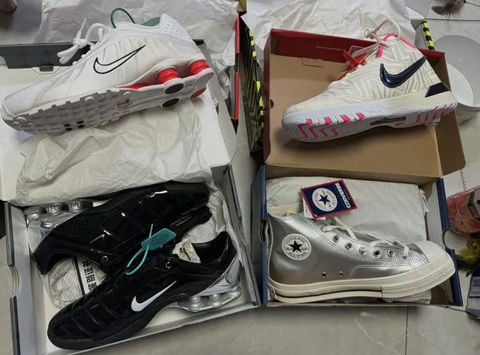 Zapatillas Casual: Pares abiertos para la revisión final