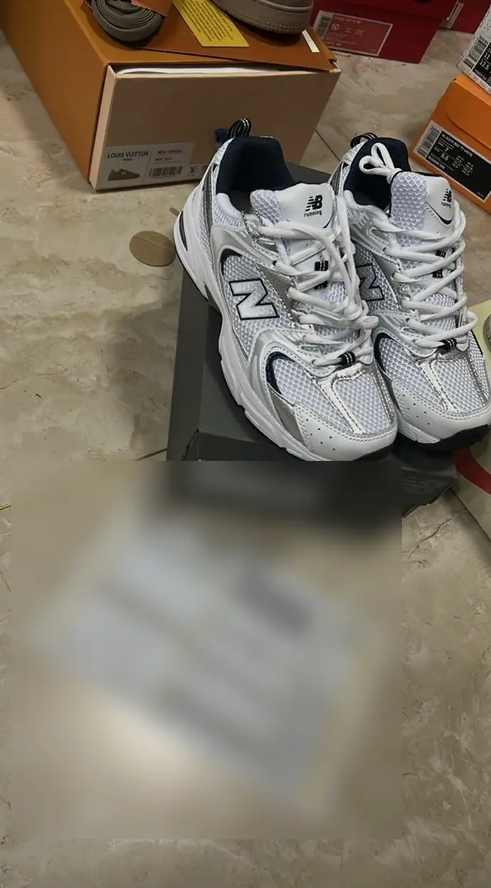 Zapatillas Casual: Paquete con destino internacional (etiqueta tapada)