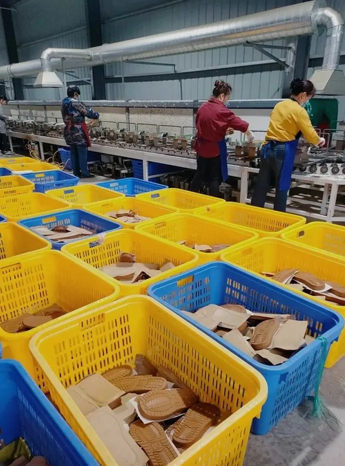 Zapatillas Casual: Producción de suelas en uno de nuestros talleres asociados